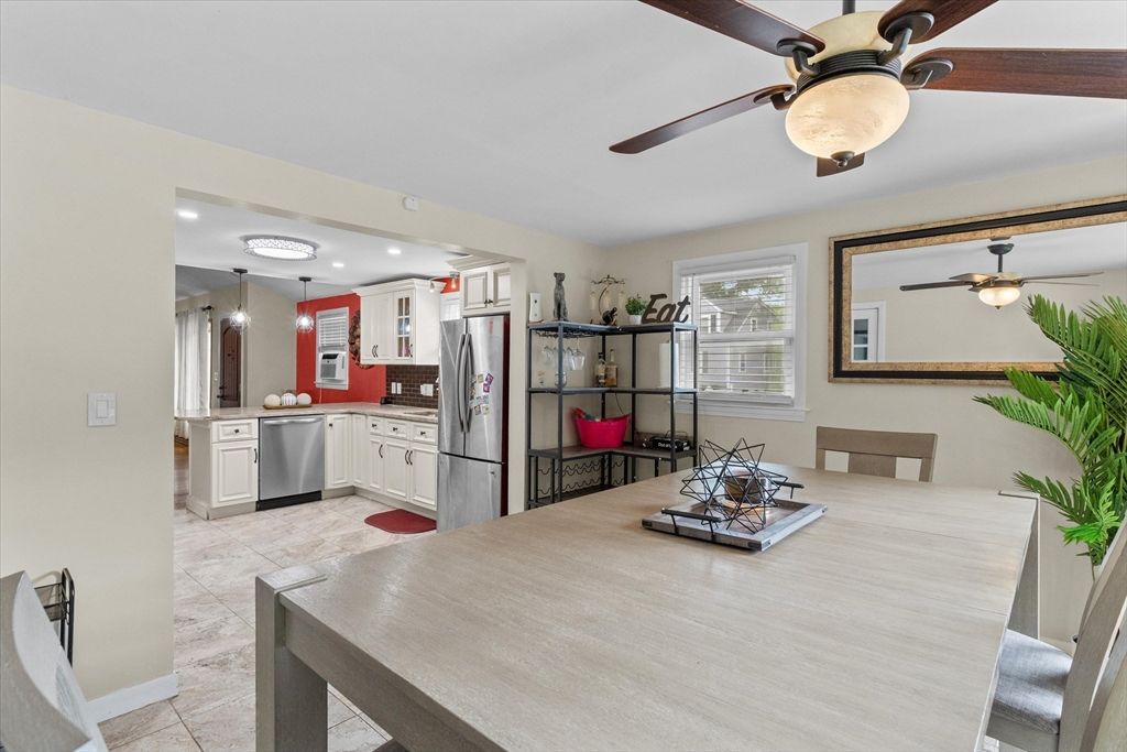 Dining room, Interior, Kitchen, Pendant Lights, Recessed Lighting, Stainless Steel Appliances