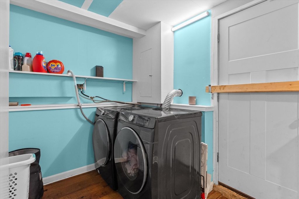 Interior, Washer, Wood Texture Flooring