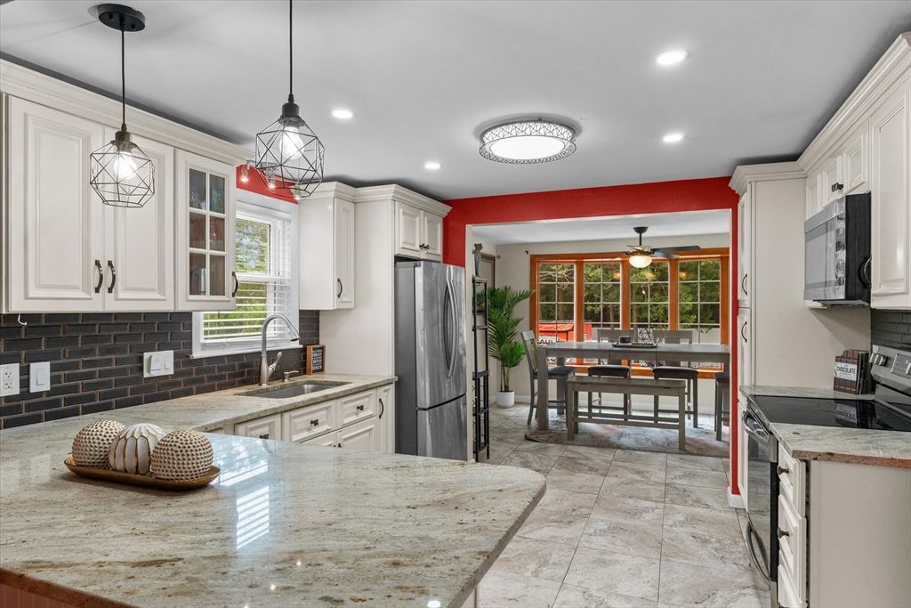 Dining room, Interior, Kitchen, Pendant Lights, Recessed Lighting, Stainless Steel Appliances