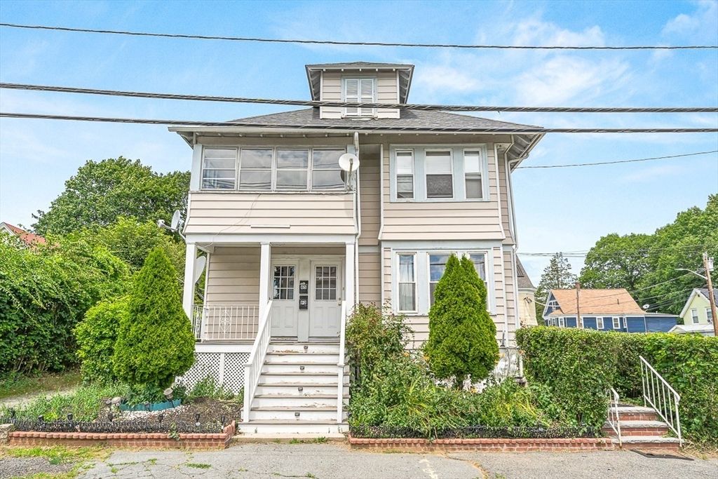 Exterior, Facade, American Foursquare