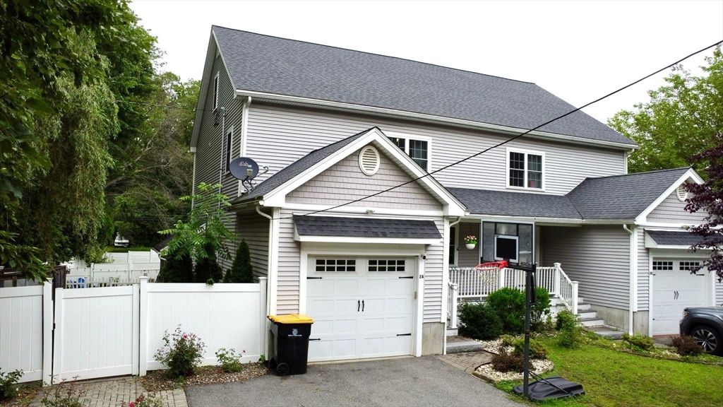 Attached, Exterior, Facade, Queen Anne Victorian