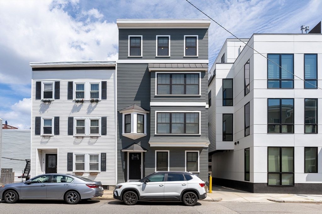 Exterior, Facade, Rowhouse