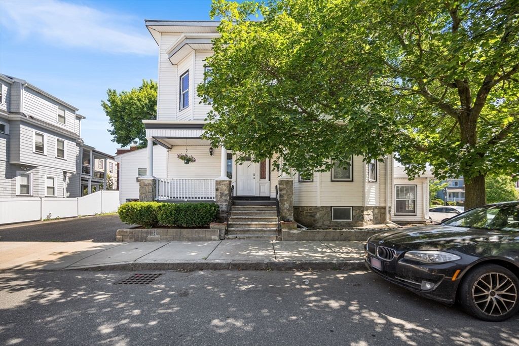 Attached, Exterior, Facade, American Foursquare