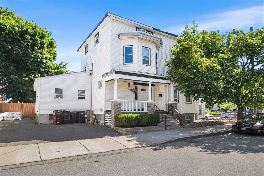 Exterior, Facade, Rowhouse