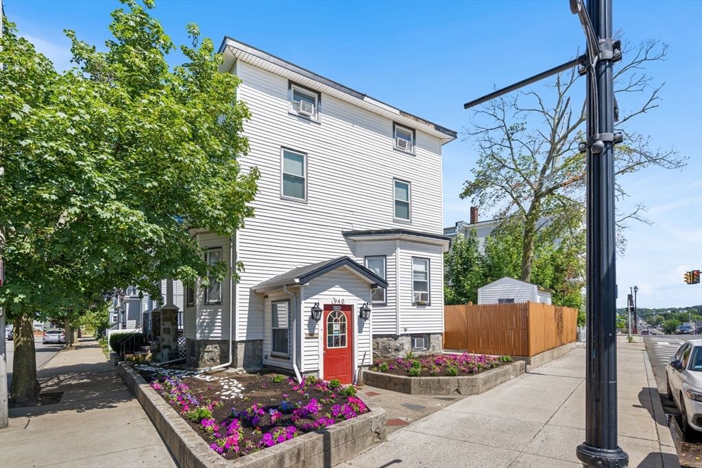 Exterior, Facade, None