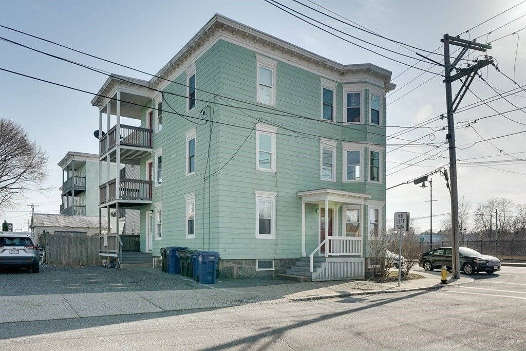 Exterior, Facade, Rowhouse