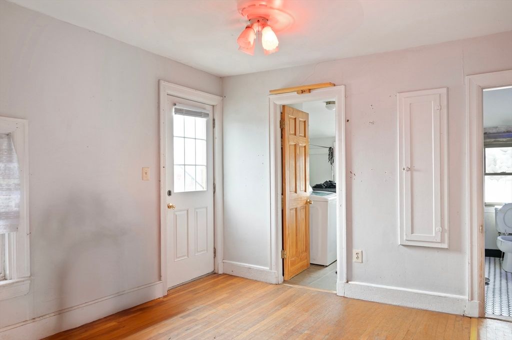 Interior, Washer, Wood Texture Flooring
