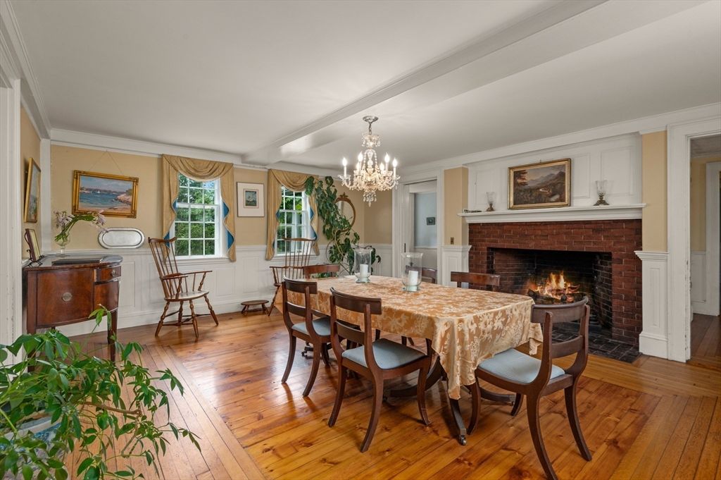 Chandelier, Dining room, Fireplace, Interior, Wood Texture Flooring