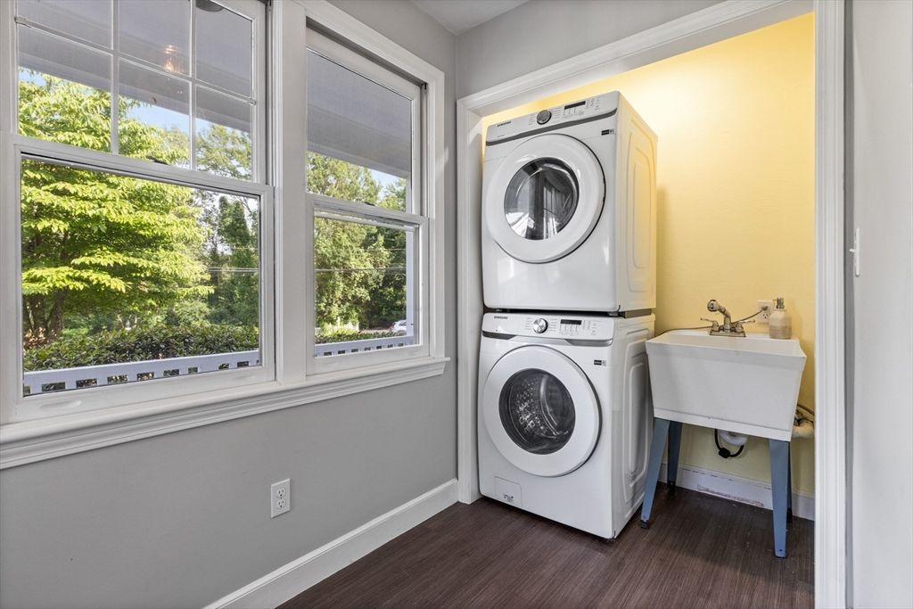 Interior, Utility Closets, Washer, Wood Texture Flooring