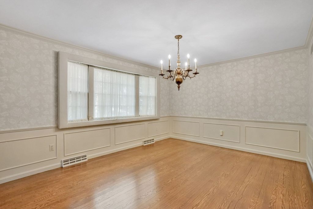 Chandelier, Empty room, Interior, Wood Texture Flooring