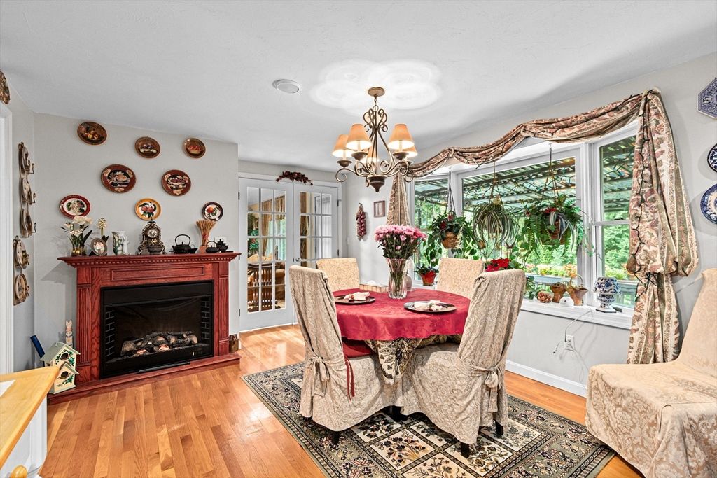 Chandelier, Dining room, Fireplace, Interior, Wood Texture Flooring
