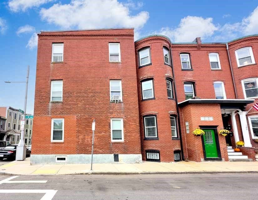 Exterior, Facade, Brick Facade, Rowhouse
