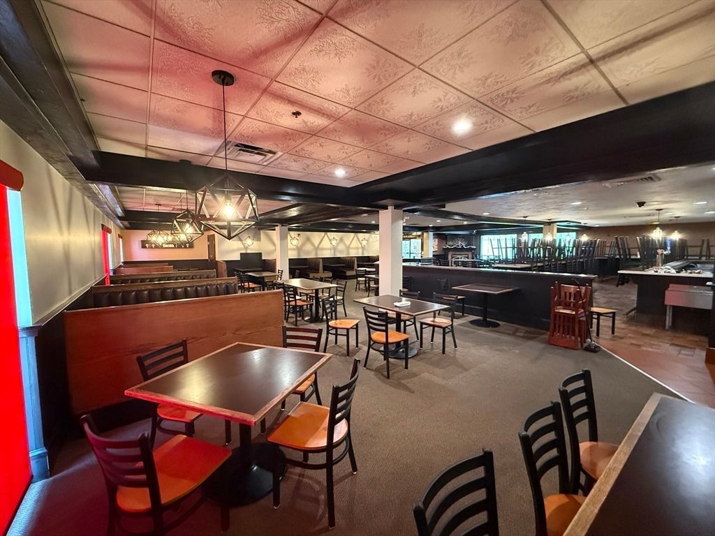 Dining room, Interior, Pendant Lights, Recessed Lighting