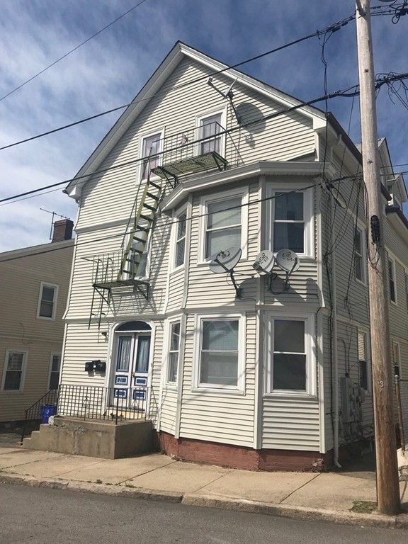 Exterior, Facade, Queen Anne Victorian