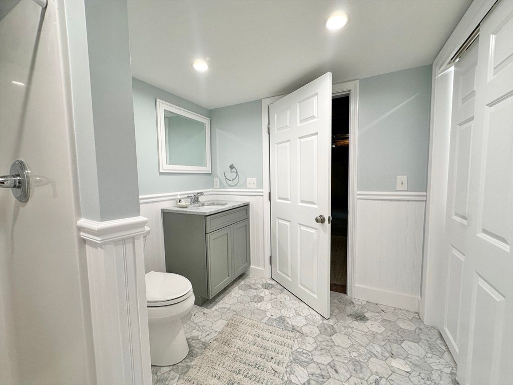 Bathroom, Interior, Recessed Lighting
