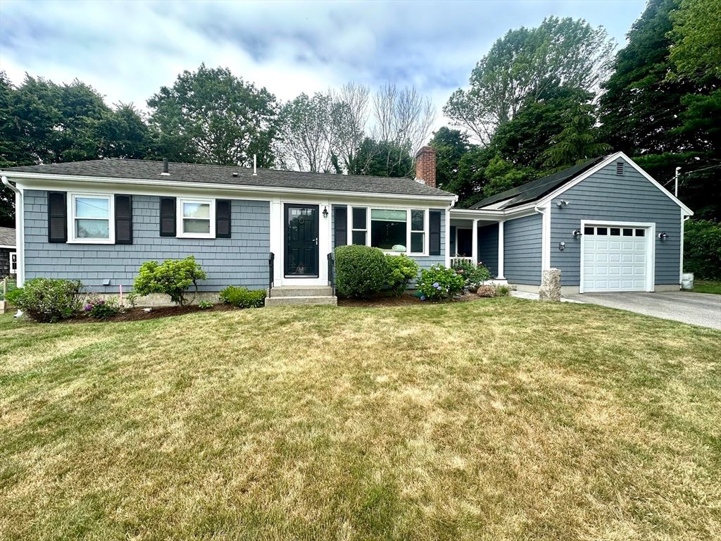Attached, Exterior, Facade, Ranch