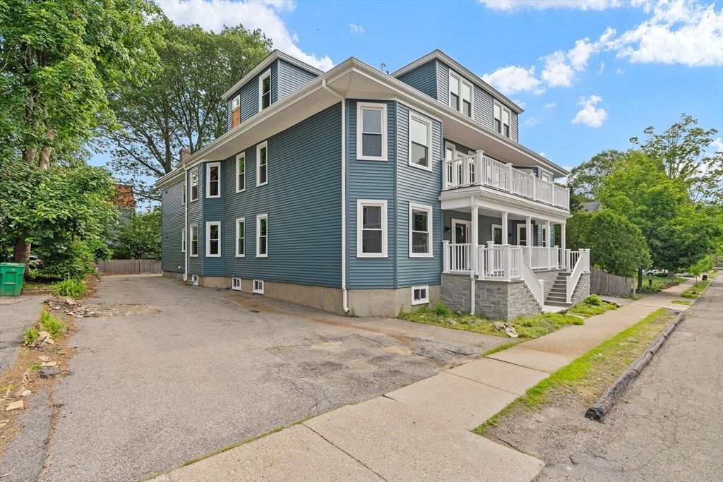 Exterior, Facade, American Foursquare