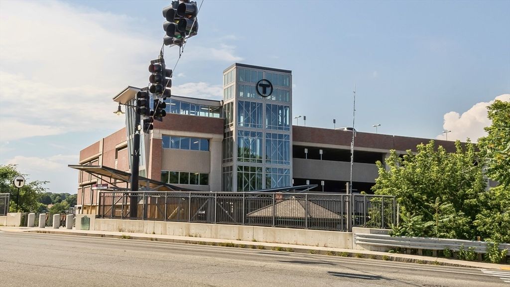 Exterior, Facade, Modern