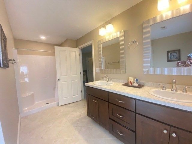 Bathroom, Dual Sink Vanities, Interior, Recessed Lighting