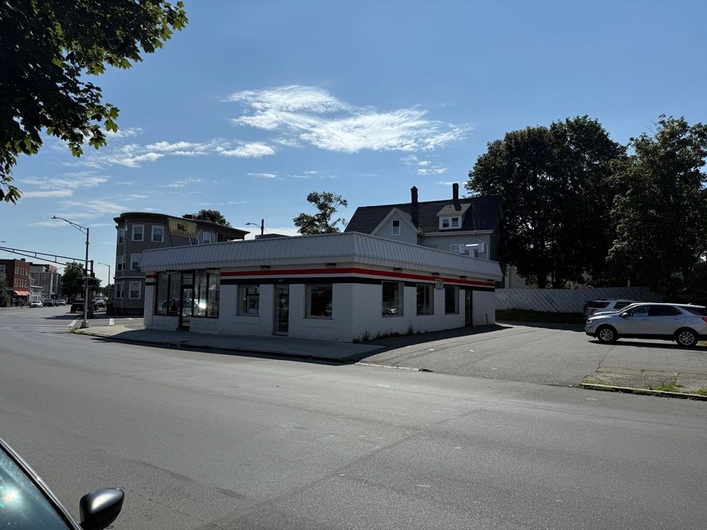 Exterior, Facade, Ranch
