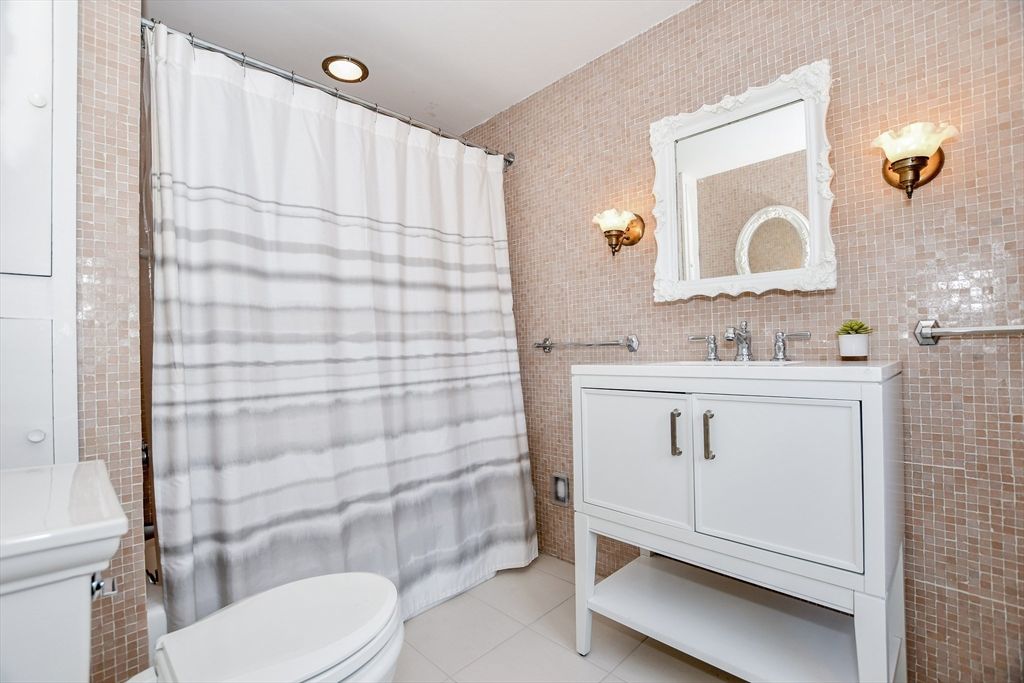 Bathroom, Interior, Recessed Lighting