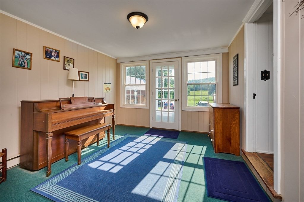 Interior, Piano