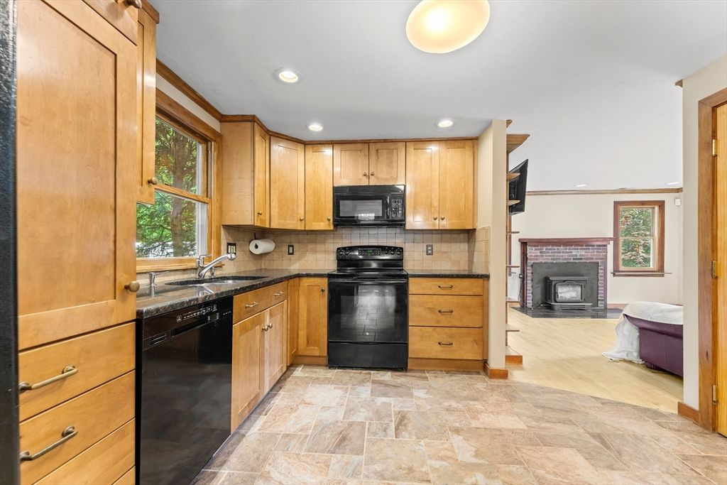 Fireplace, Interior, Kitchen, Recessed Lighting