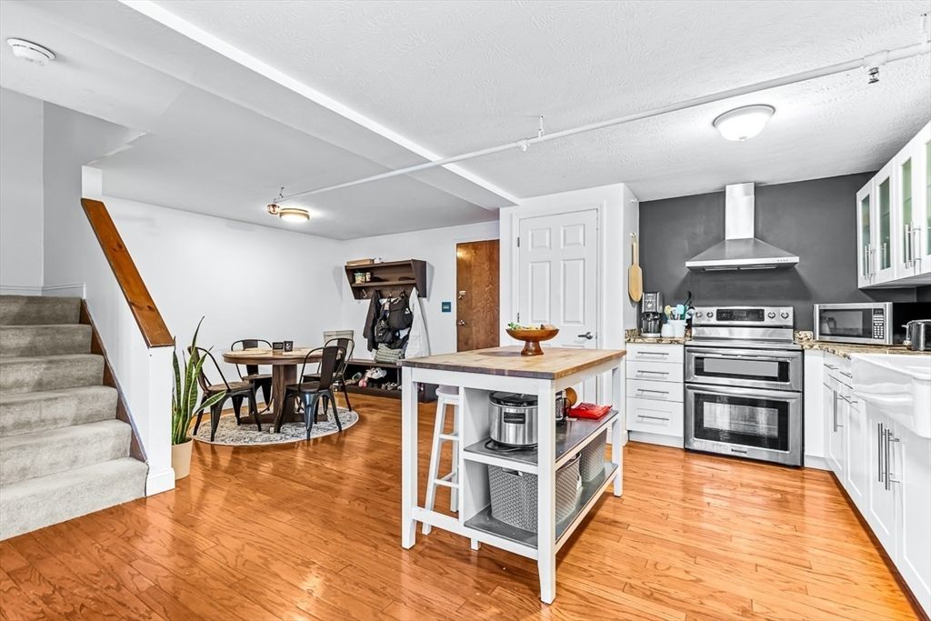 Dining room, Interior, Kitchen, Stainless Steel Appliances, Wood Texture Flooring