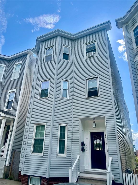 Exterior, Facade, Rowhouse