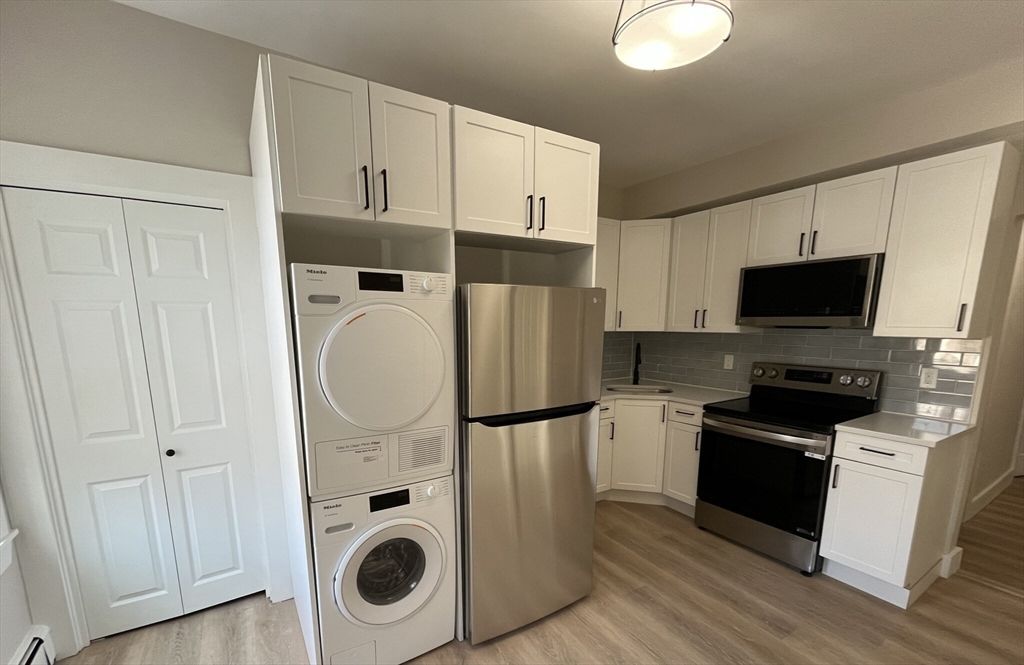 Interior, Kitchen, Utility Closets, Washer, Wood Texture Flooring