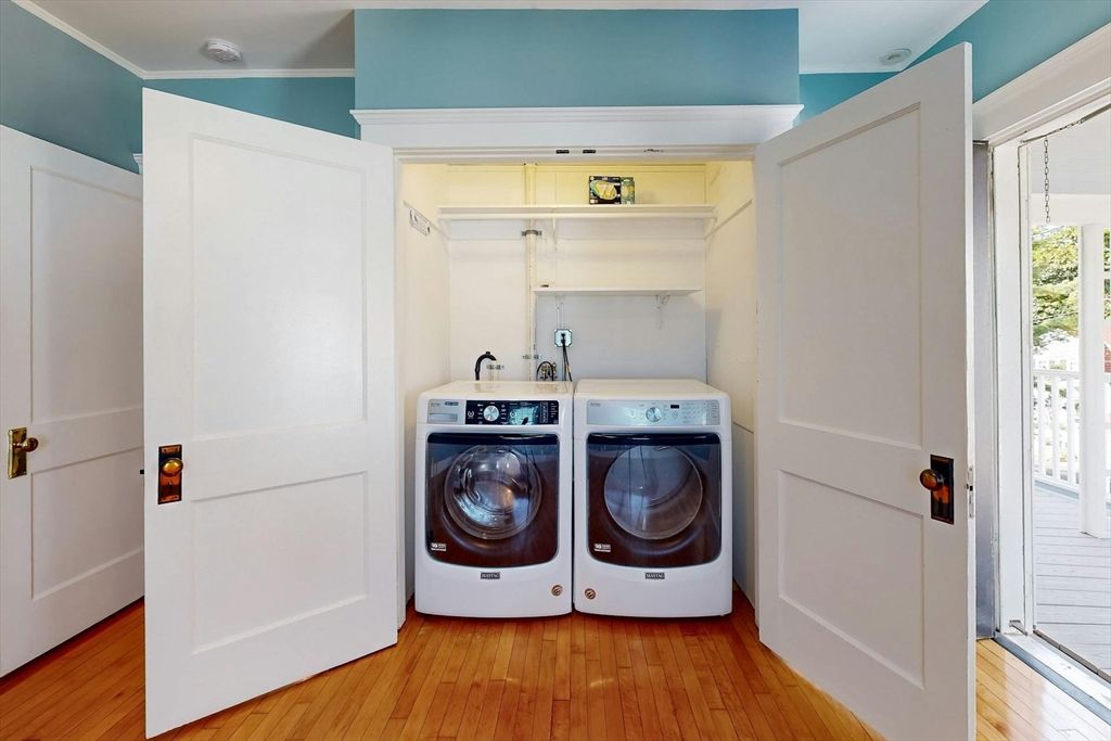 Interior, Washer, Wood Texture Flooring