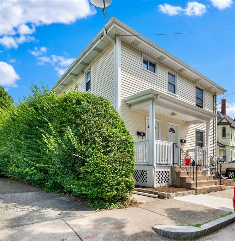 Exterior, Facade, American Foursquare