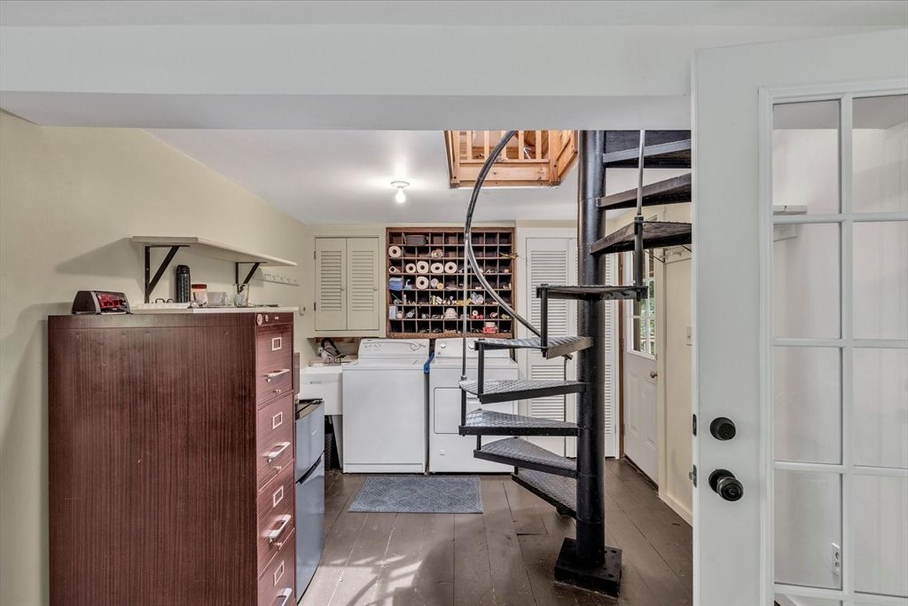 Interior, Washer, Wood Texture Flooring