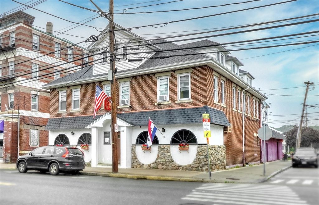 Exterior, Facade, Brick Facade, Rowhouse