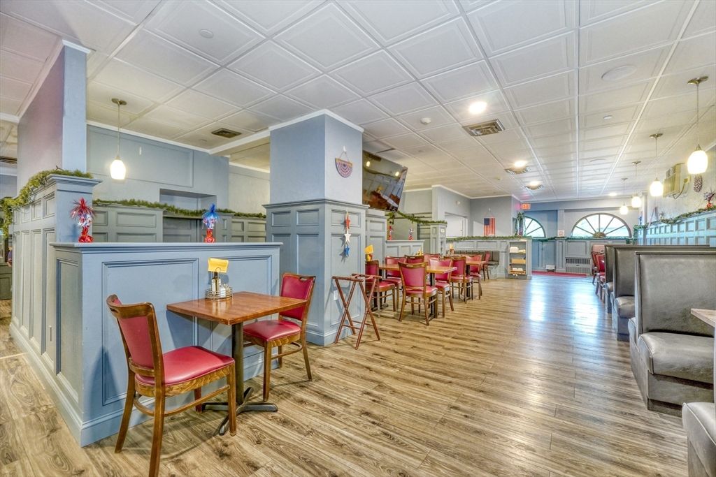 Dining room, Interior, Kitchen, Pendant Lights, Recessed Lighting, Wood Texture Flooring