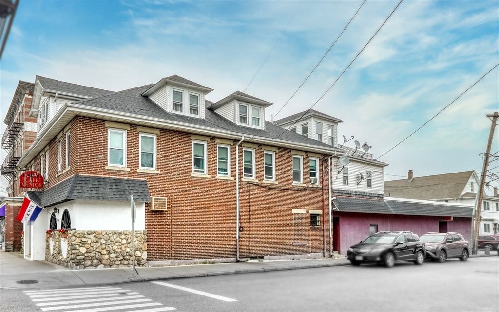 Attached, Exterior, Facade, Brick Facade, American Foursquare