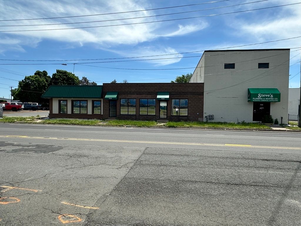 Exterior, Facade, Modern
