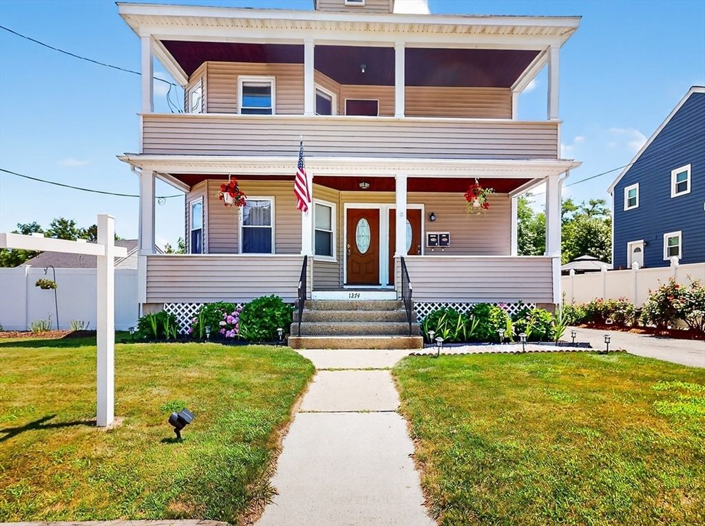 Exterior, Facade, American Foursquare