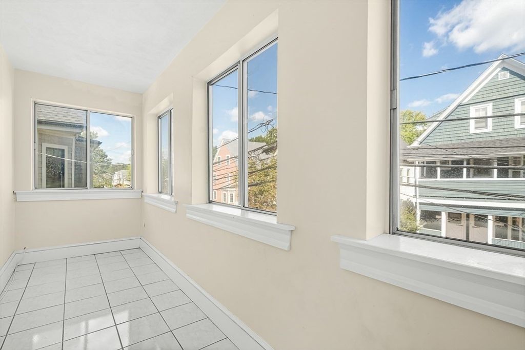 Empty room, Interior