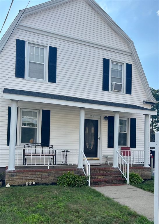 Exterior, Facade, Farmhouse