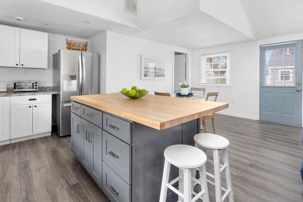 Dining room, Interior, Kitchen, Stainless Steel Appliances, Wood Texture Flooring