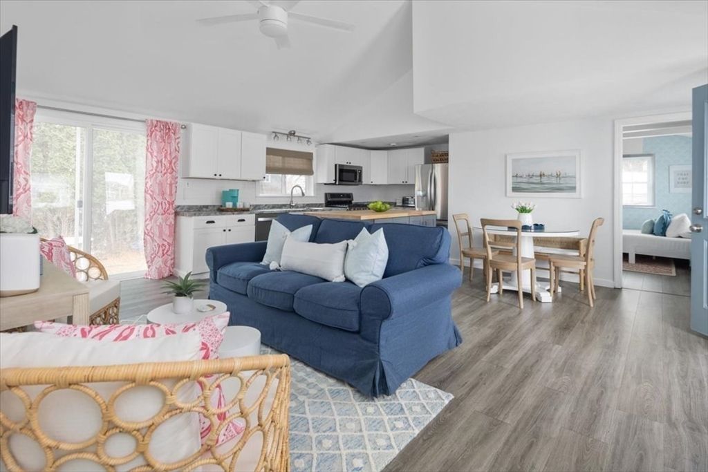 Dining room, Interior, Kitchen, Living room, Stainless Steel Appliances, Wood Texture Flooring