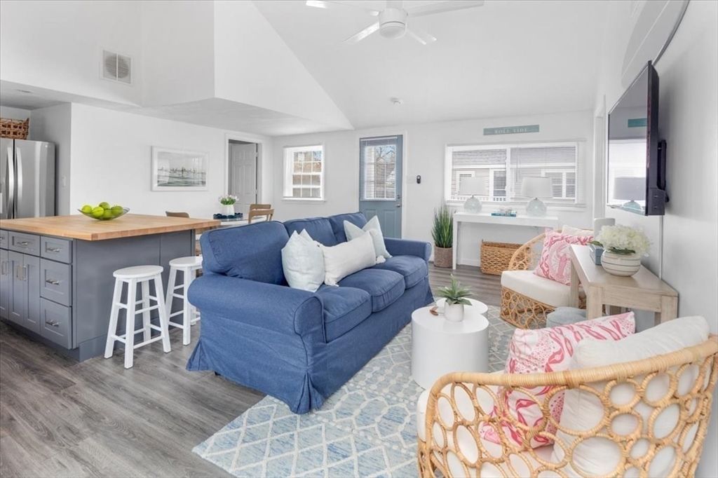 Dining room, Interior, Kitchen, Living room, Stainless Steel Appliances, Wood Texture Flooring