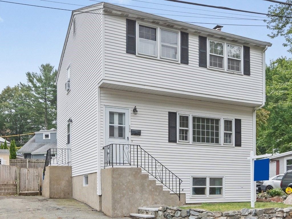 Exterior, Facade, Raised Ranch