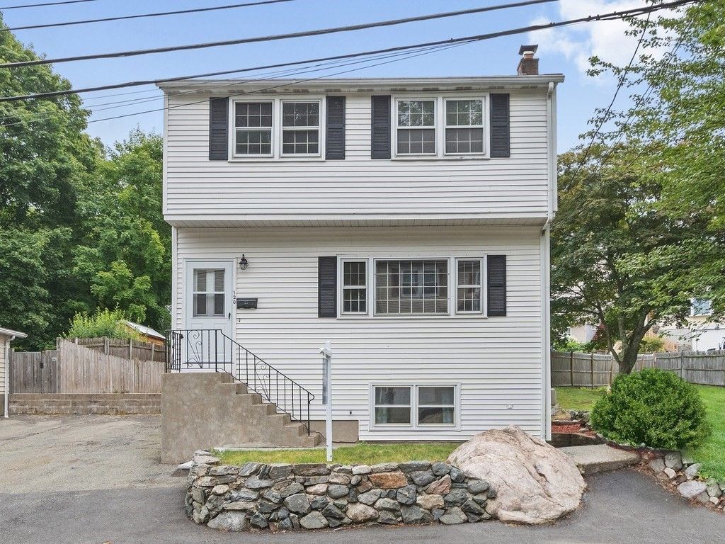 Exterior, Facade, Split Level