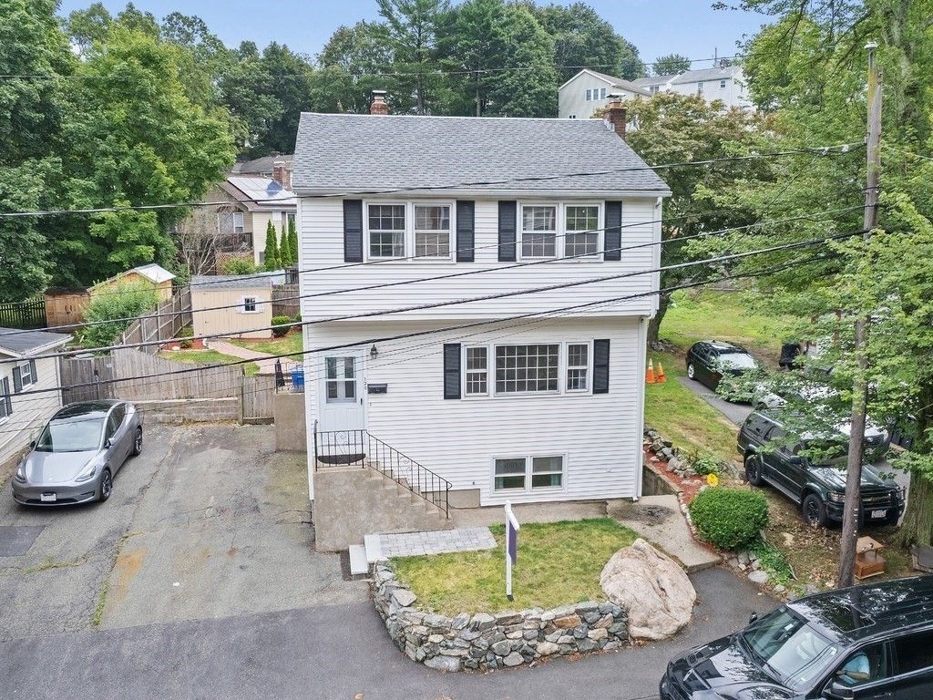 Exterior, Facade, Raised Ranch