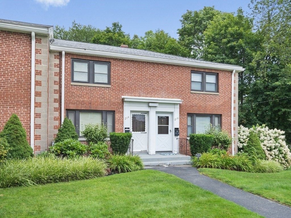 Attached, Exterior, Facade, Brick Facade, Georgian