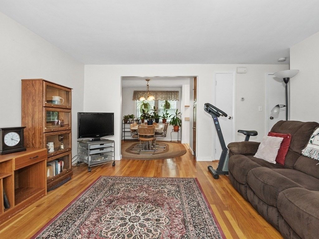 Chandelier, Dining room, Fitness Equipment, Interior, Living room, Wood Texture Flooring