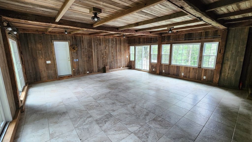 Empty room, Interior, Wooden Beams, Wooden Ceilings, Wooden Walls
