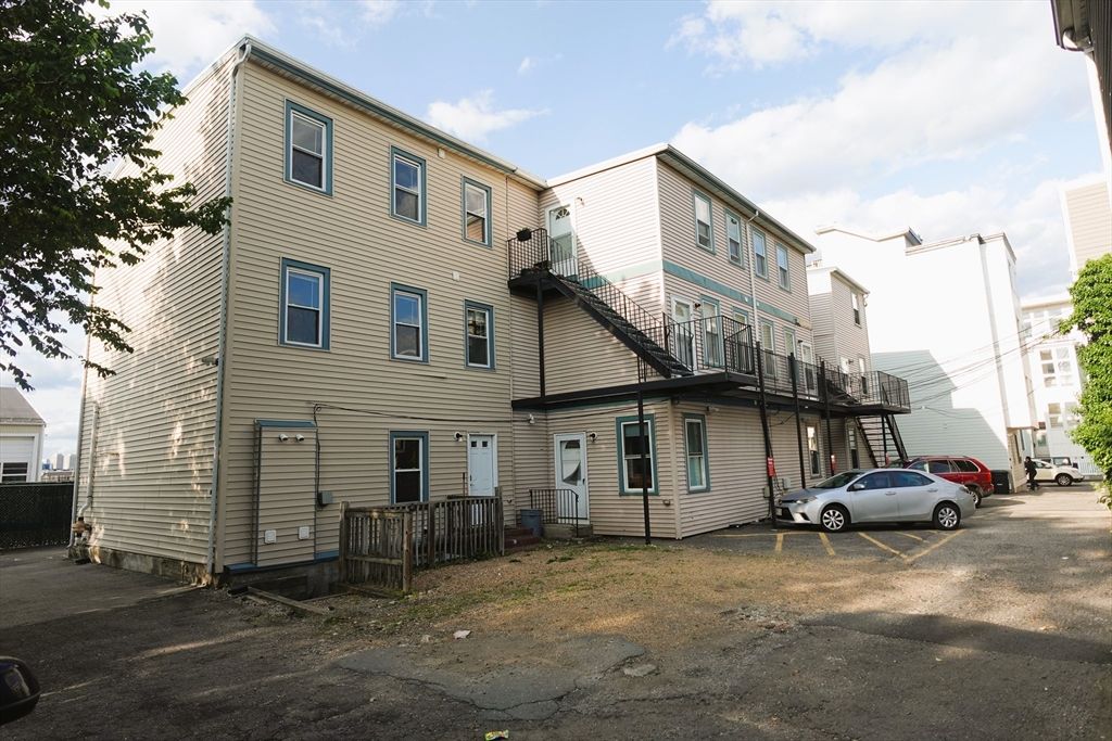 Exterior, Facade, Rowhouse